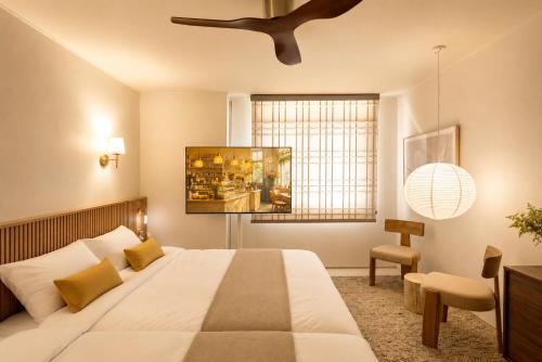a bedroom with a bed and a ceiling fan at 잠실 트리하우스 KSPO돔 인근 Lotte World in Seoul
