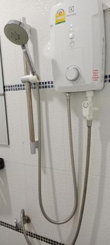 a shower head and a hair dryer in a bathroom at DD HOMESTAy หาดสะพลี in Ban Tha Samet (1)