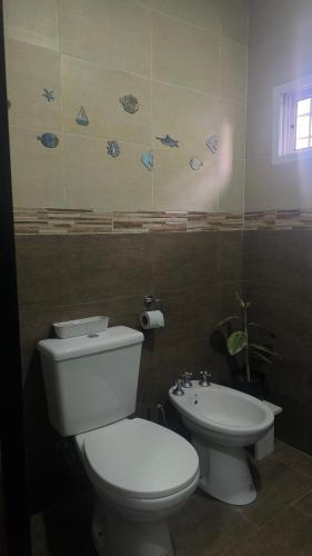 a bathroom with a white toilet and a sink at Exelente Ubicación! Oasis Urbano Apartamento Piscis in San Nicolás de los Arroyos