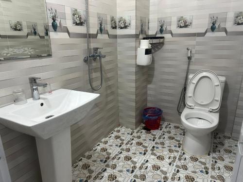 a bathroom with a sink and a toilet and a shower at LYNH HOUSE - Đồng Văn in Dồng Văn
