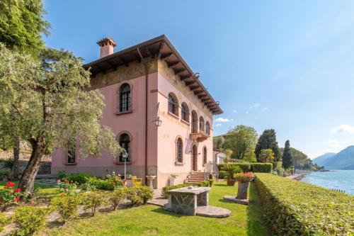 a house on the shore of a lake at Villa Schlosser Lake Front & Private Pool in Malcesine