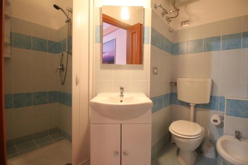 A bathroom at Nemi rooms