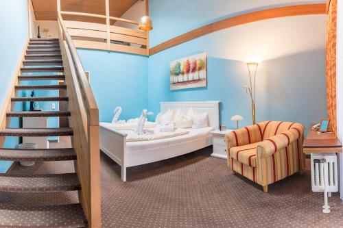 ein Kinderzimmer mit einer Treppe und einem Bett in der Unterkunft Hotel Glockenspiel in Bad Griesbach