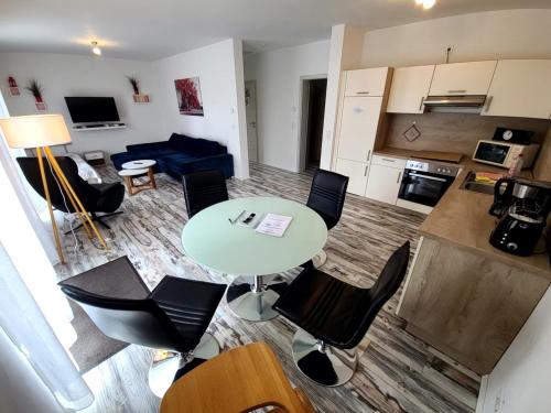 a small living room with a table and chairs at Ferienwohnung Schmidt mit Terrasse in Neustrelitz