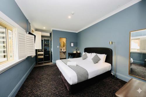 Llit o llits en una habitació de Hotel Emerald