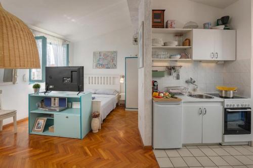 Marina Apt Near Makarska /w Balcony - Happy Rentals