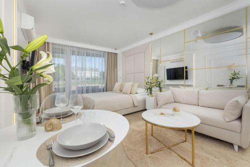 Premium & Elegance Studio Golden Cranes with Terrace Close to the Sea by Noclegi Renters