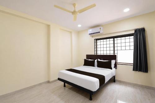 a bedroom with a bed and a window at HOTEL O NAYARA in Hyderabad