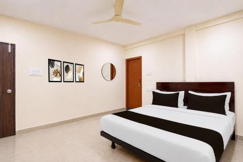 a bedroom with a large bed and a ceiling at HOTEL O NAYARA in Hyderabad
