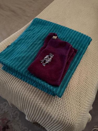 a purple towel sitting on top of a table at Karhulan Kammari, oma sisäänkäynti ja WC, Valkeakoski keskusta in Valkeakoski