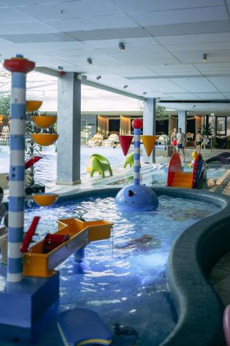 V Spa & Conference Hotel — Swimming pool