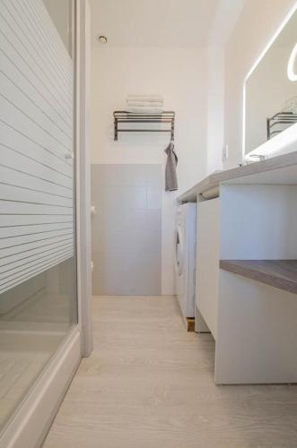 a white kitchen with a washer and dryer at La louvière in Jeugny