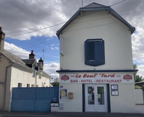 a white building with the words bar hotel restaurant at Le bouf tard chambre vue sur jardin CH7 in Vendôme