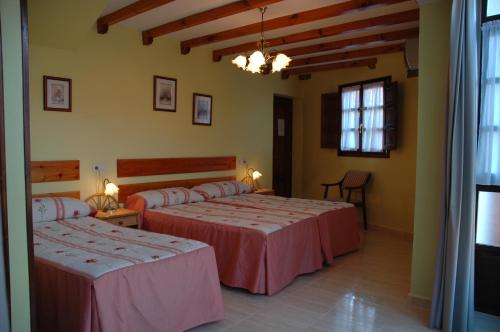 a bedroom with two beds in a room at Casa Rural Maribel II in Cue