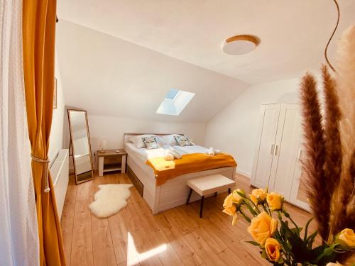 ein kleines Schlafzimmer mit einem Bett und einem Spiegel in der Unterkunft Filuma Suite - Riverside Terrace on Gacka River in Otočac