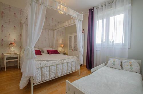 a bedroom with two beds and a window at Vue sur lac in Dienville