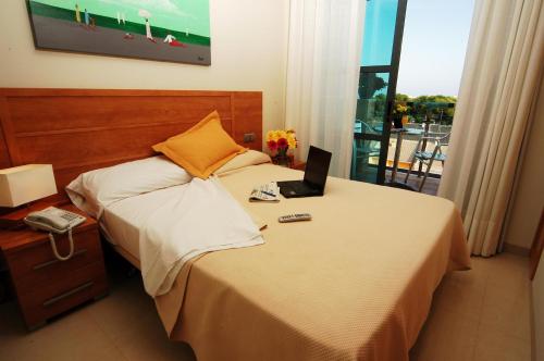 A bed or beds in a room at Aparthotel Bahía