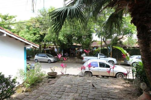 a group of cars parked in a parking lot at Vila Luiza Ubatuba in Ubatuba