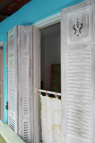 an open door to a room with a curtain at Vila Luiza Ubatuba in Ubatuba