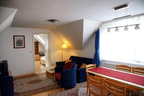 una sala de estar con un sofá y una mesa en Apartments Haus Eintracht Sellin, en Ostseebad Sellin
