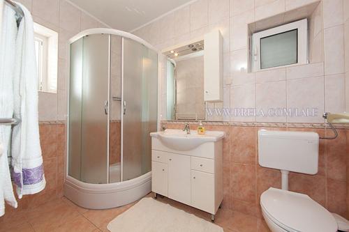 Apartmans Lale tesisinde bir banyo