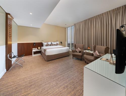 ein Hotelzimmer mit Bett und Wohnzimmer in der Unterkunft Awfad Hotel in Riad
