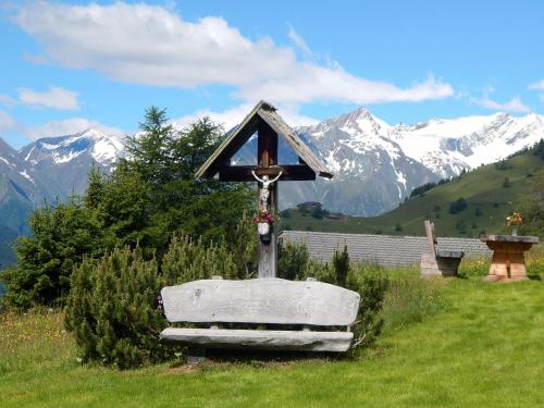 a cross in a field with mountains in the background at Gästehaus Hanser in Virgen