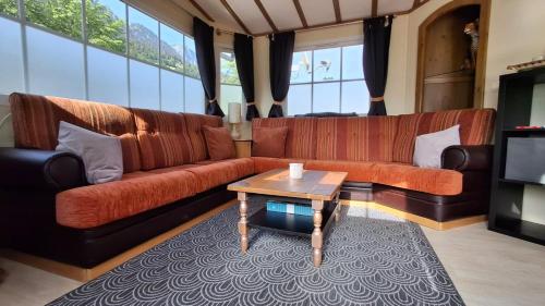 ein Wohnzimmer mit Sofa und Couchtisch in der Unterkunft Mobilehome in Weissenburg