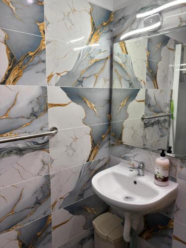 a bathroom with a sink and a mirror at apartament PIANO in Mamaia