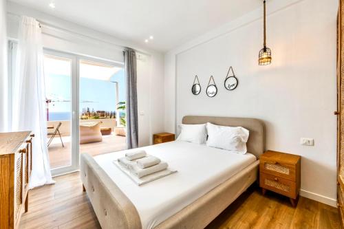 a bedroom with a bed with a view of the ocean at Boho Mar Drymadhes by PS in Dhërmi
