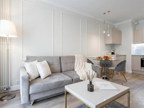 Urban Chic - Luxury Stay for up to 15 Guests in Mennica Residence, Warsaw Center