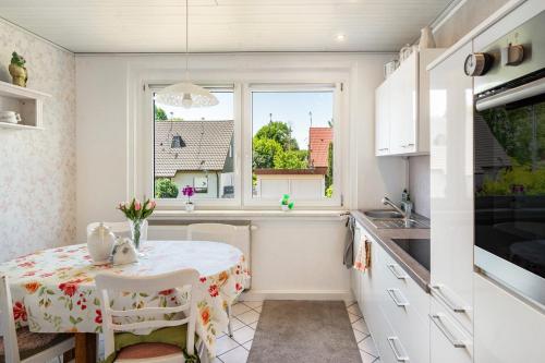 a small kitchen with a table and a window at Ferienwohnung am Herreder Wald in Nordhausen