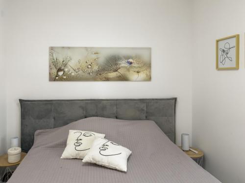 a bedroom with a bed with two pillows on it at Enamare mit Terrasse in Šimuni