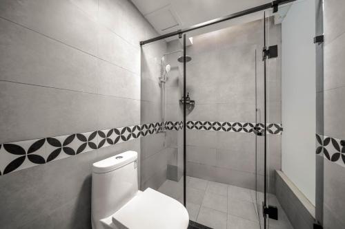 a bathroom with a toilet and a shower at Jianshanxi Designer Hotel in Mount Siguniang