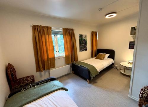 a bedroom with two beds and a window at Nidaros Pilegrimsgård in Trondheim