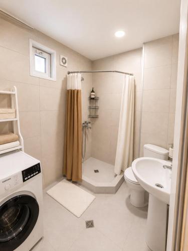 a bathroom with a washing machine and a sink at Kitesa's apartment with two bedrooms in Mtskheta
