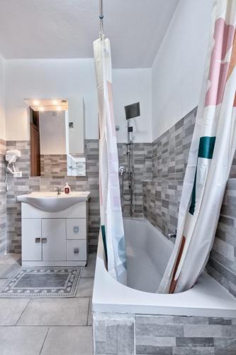 a bathroom with a tub and a sink at Ca Teresa 14 in Marghera