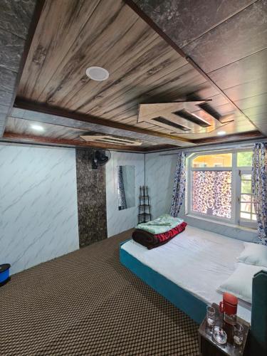 a bed in the middle of a room at Paris Home Stay in Keran