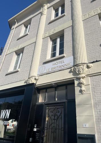 a hotel building with a door in front of it at Hôtel Le Britannic in Saint Malo