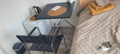 a desk with a chair next to a bed at OneRoomStay in Delmenhorst