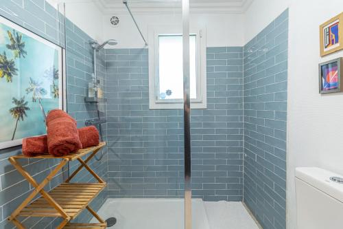 a bathroom with blue tiles and a shower at Beau studio dans mas provençal in Avignon