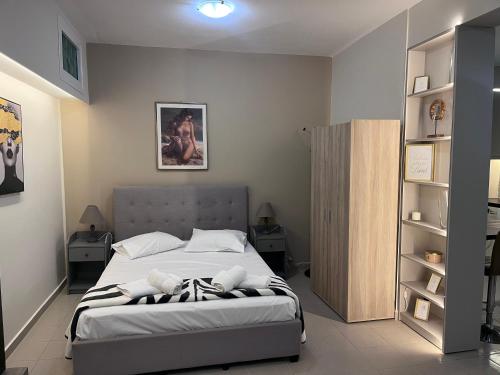 ein Schlafzimmer mit einem Bett und zwei Kissen darauf in der Unterkunft Rea Harmony in Kalamata