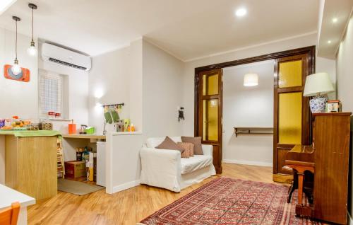 uma sala de estar com uma cadeira branca e uma mesa em Bitré - Bed & Breakfast em Nápoles