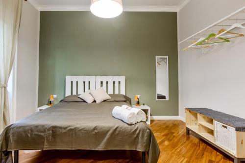 um quarto com uma cama grande e paredes verdes em Bitré - Bed & Breakfast em Nápoles