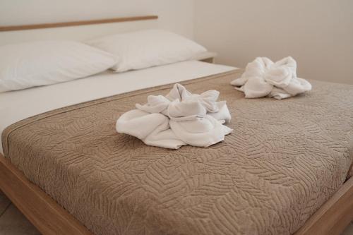 two beds with white towels on top of them at Accordi Lontani in Nerezine