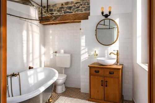 a bathroom with a tub and a toilet and a sink at Panorama Lake Relax in Nesso