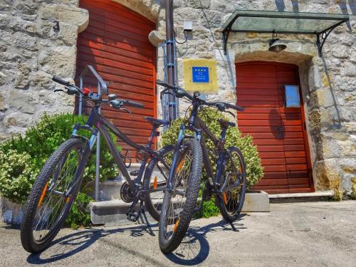 two bikes parked in front of a building at Villa Dalmata in Brsečine