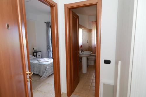 a room with a bathroom with a sink and a toilet at Introdacqua Holidays in Sulmona