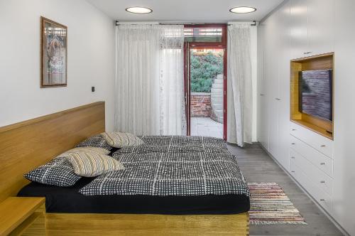 - une chambre avec un lit et 2 oreillers dans l'établissement Apartmány Vinařství Václav, à Hustopeče