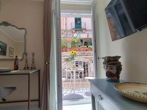 a kitchen with a door open to a patio with a table at La Chicca nel Barocco - Modica Centro - Indipendente in Modica